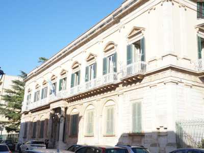 Torniamo ora in piazza Cavour e lasciamo la citt� vecchia per procedere lungo corso Vittorio Emanuele, una delle vie principali della citt�, il cui gioiello � rappresentato dal neoclassico Palazzo Gentile. Oggi sede del Comune, fu realizzato dall�architetto bitontino Luigi Castellucci nel 1849